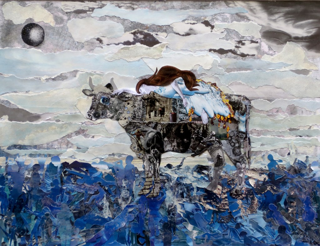 Unter einem zerrissenen Himmel trägt ein dunkler Stier voller Bilder von Grenzen und Kriegen die schlafende Europa über ein Meer aus Meschen.